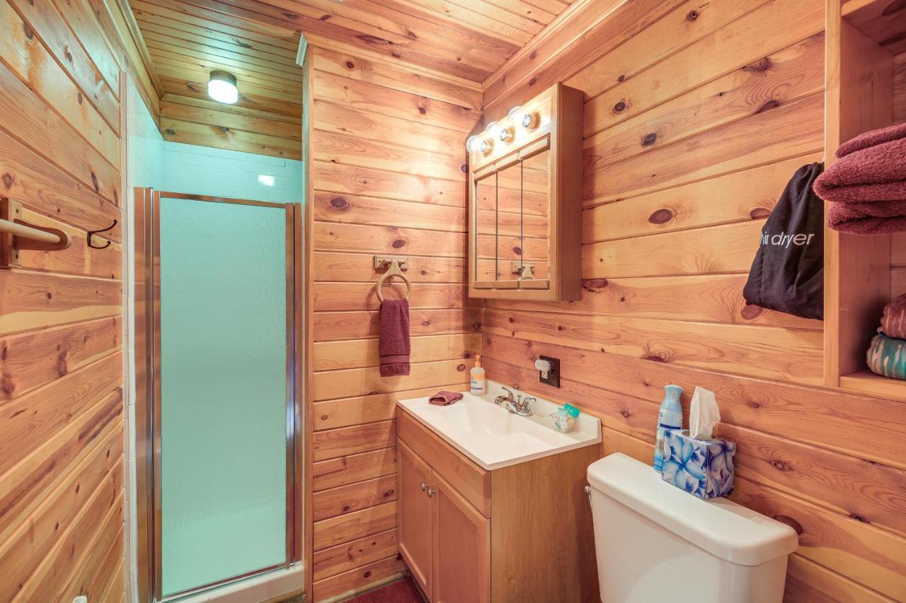 Blue Ridge Mountain Cabin With Views And Hot Tub Sparta Eksteriør billede